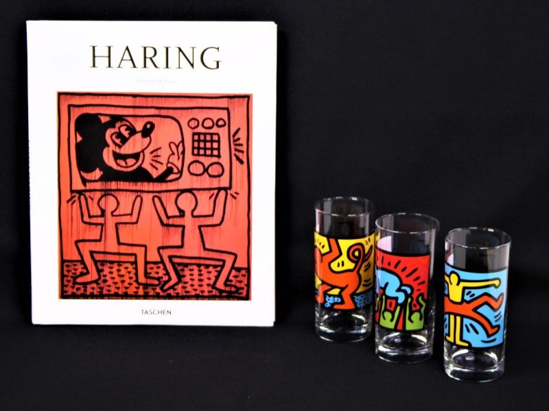 lot 3 glazen en boek Keith Haring